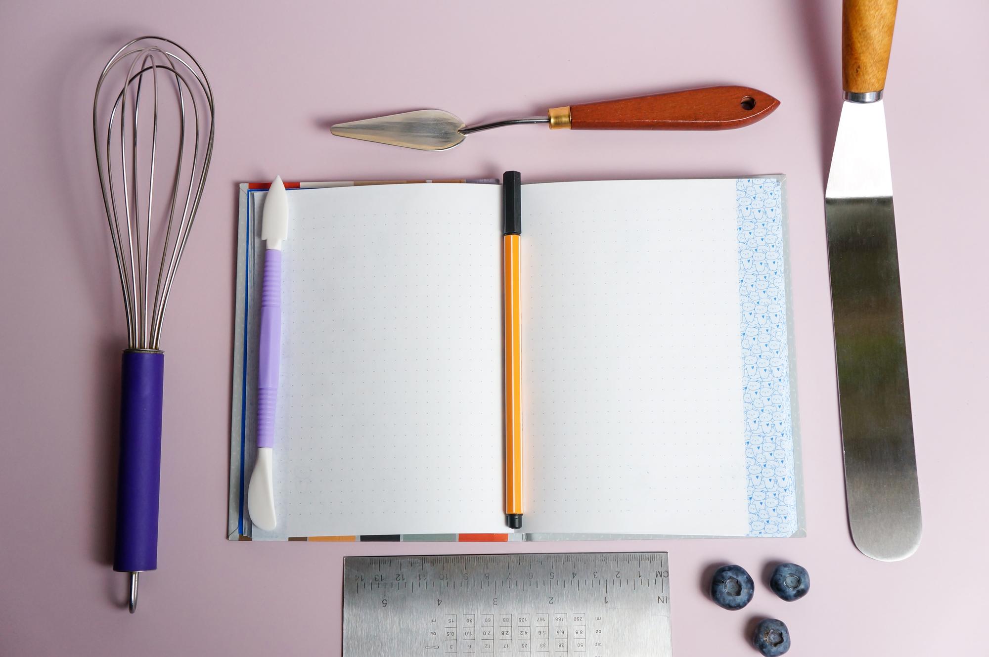 Set di utensili da cucina e quaderno di appunti per ricette